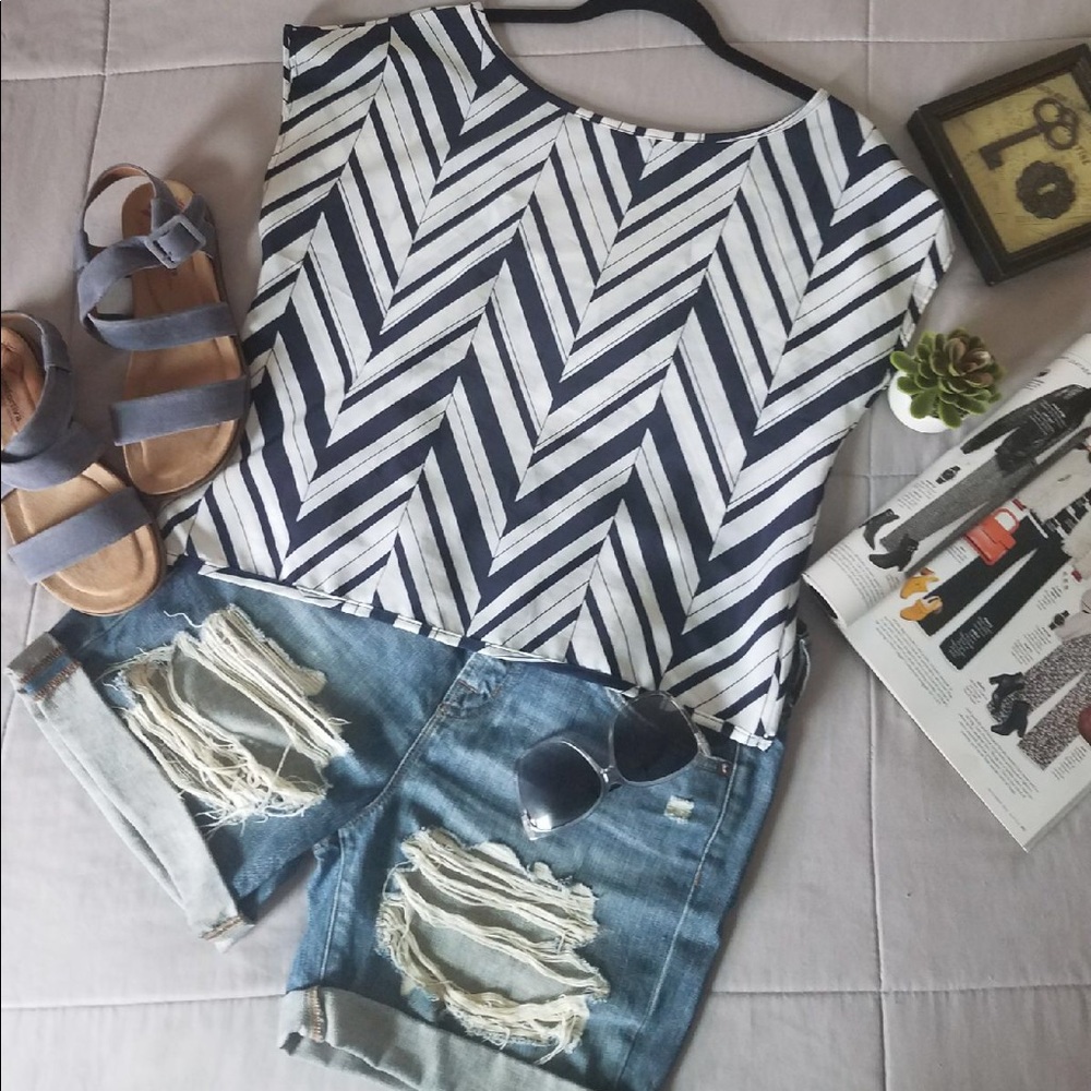 FINAL TOUCH BLUE AND WHITE TOP SIZE M